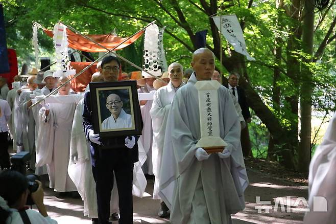 [보은=뉴시스] 박은수 기자 =  25일 충북 보은군 대한불교조계종 제5교구 본사 법주사에서 봉은사 전 주지 명진스님의 영정과 위패를 앞세운 이운 행렬이 다비장으로 향하고 있다. 2026.08.25. mercurypark@newsis.com