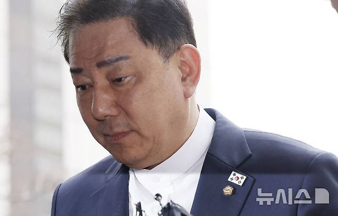 [서울=뉴시스] 김혜진 기자 = 각종 비위 의혹을 받는 김병기 무소속 의원이 지난 4월 10일 서울 마포구 공공범죄수사대에서 열린 7차 피의자 조사에 출석하고 있다. 2026.08.25. jini@newsis.com
