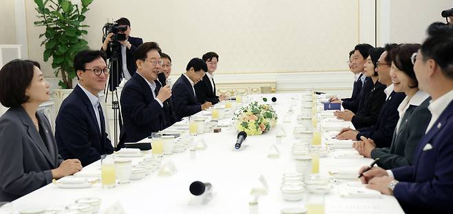이재명 대통령이 25일 청와대에서 열린 더불어민주당 신임 지도부 만찬 간담회에서 웃으며 발언하고 있다. 권욱 기자