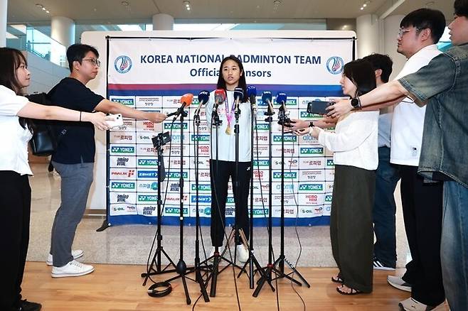 ▲ 2026 세계배드민턴연맹(BWF) 세계선수권대회 여자 단식에서 우승한 안세영이 25일 인천국제공항 제2여객터미널을 통해 귀국한 뒤 팬들이 선물한 응원봉을 들어보이고 있다.ⓒ연합뉴스