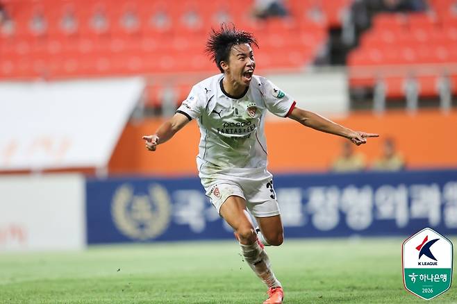 포항 니시야 켄토가 득점 후 세리머니하고 있다. /사진=한국프로축구연맹 제공