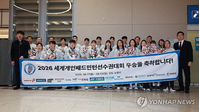 성공적인 세계선수권대회 마치고 귀국하는 배드민턴 대표팀 (영종도=연합뉴스) 서대연 기자 = 2026 세계배드민턴연맹(BWF) 세계선수권대회를 마친 우리나라 배드민턴 대표팀 선수들이 25일 인천국제공항 제2여객터미널을 통해 귀국해 기념사진을 찍고 있다.
    대표팀은 이번 세계선수권대회에서 여자 단식 금메달(안세영), 여자 복식 금메달(이소희-백하나 조), 남자 복식 동메달(서승재-김원호 조)을 수확했다. 2026.8.25 dwise@yna.co.kr