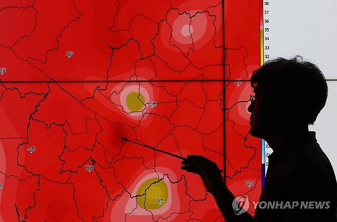 수도권 폭염 상황은? (서울=연합뉴스) 김성민 기자 = 무더위가 이어지고 있는 지난 6일 서울 동작구 기상청 모니터에 서울을 포함한 수도권 지역 최고기온 상황이 표시돼 있다. 2026.8.6 ksm7976@yna.co.kr