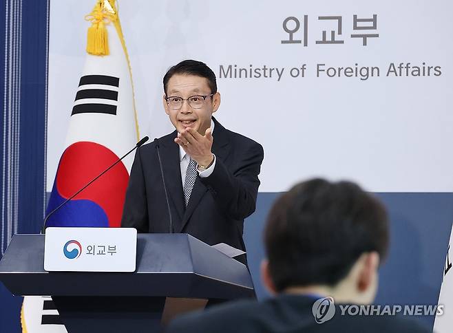 질문받는 박두순 외교부 대변인 (서울=연합뉴스) 안정원 기자 = 박두순 외교부 대변인이 18일 서울 종로구 정부서울청사 외교부에서 열린 정례브리핑에서 질문받고  있다. 2026.8.18 jeong@yna.co.kr