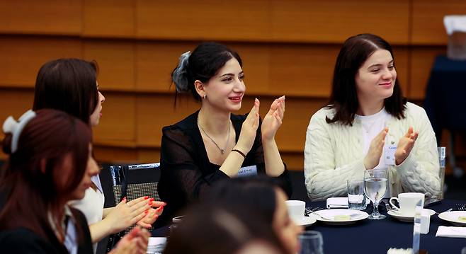 26일 오후 서울 중구 대한상공회의소에서 열린 '2026년 2학기 외국인 장학금 수여식'에서 외국인 유학생들이 박수를 치고 있다. 이중근 이사장은 교육장학 사업을 목표로 2008년 설립한 우정교육문화재단을 통해 2010년부터 국내 대학에 재학 중인 외국인 유학생들에게 매년 두 차례 장학금을 지급하고 있다. 2013년부터는 대상 국가와 수혜 학생을 대폭 늘리고 장학금 액수도 1인당 연간 800만 원으로 증액했다. 우정교육문화재단은 이번 장학금을 포함해 누적 46개국 2,945명 유학생에게 116억 원을 지급했다. /전광현 기자 maggie@incheonilbo.com