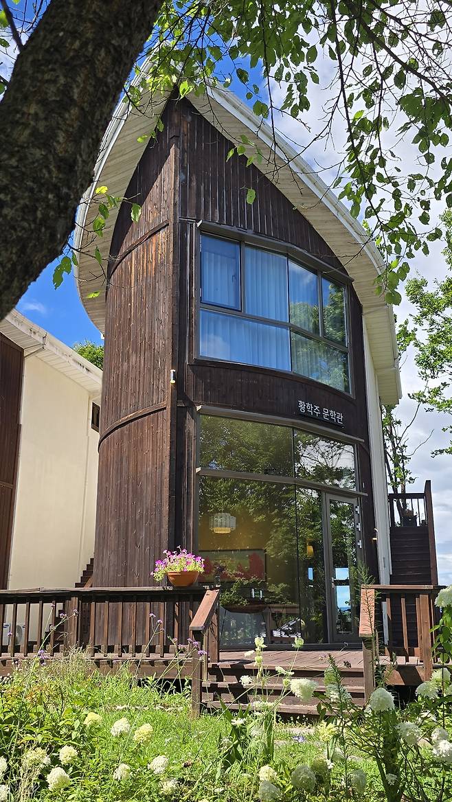 지난 23일 개관식을 가진 ‘황학주 문학관’은 배모양의 지붕이 눈길을 끈다.