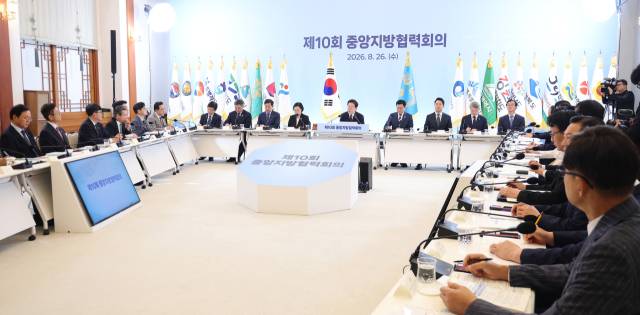 박완수(맨 왼쪽) 경남지사가 26일 청와대에서 이재명 대통령이 주재한 제10회 중앙지방협력회의에 참석해 각종 지역 현안을 건의했다. 연합뉴스