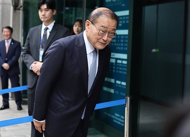 지난 2023년 6월2일 정몽원 HL그룹 회장이 서울 종로구 종교교회에서 열린 정 회장의 차녀 정지수 씨와 백지연 전 앵커의 외아들 강인찬 씨 결혼식에 참석하며 취재진에 인사를 하는 모습. / 사잔=연합뉴스