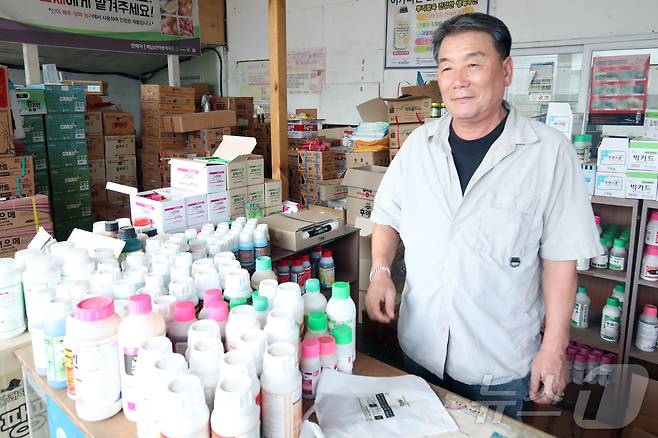 25일 전남광주 해남군 산이면의 한 농약사에서 관계자가 연속된 지진 진동으로 인한 낙하 사고 및 재산 피해를 막기 위해 유리병 농약 용기 등 진열대 물품을 바닥 상자로 옮기며 정리하고 있다. 2026.8.25 ⓒ 뉴스1 조수민 기자
