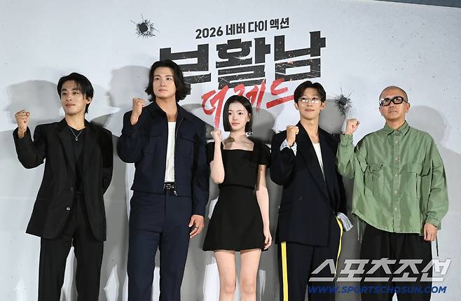 26일 롯데시네마 건대입구에서 열린 영화 '부활남: 더 레드'의 제작보고회. 왼쪽부터 구교환, 신승호, 김시아, 강기영, 백종열 감독이 포토타임을 갖고 있다. 허상욱 기자wook@sportschosun.com/2026.08.26/