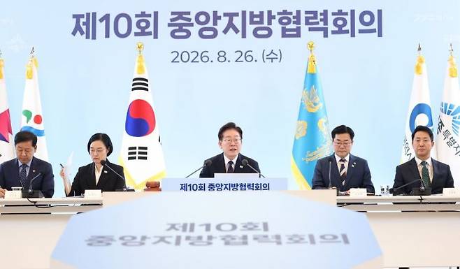 이재명 대통령이 26일 청와대에서 열린 제10회 중앙지방협력회의에서 발언하고 있다.     왼쪽부터 구윤철 부총리 겸 재정경제부 장관, 한성숙 국무총리, 이 대통령, 박찬대 시도지사협의회장(인천시장), 오세훈 서울시장. 2026.8.26 연합뉴스