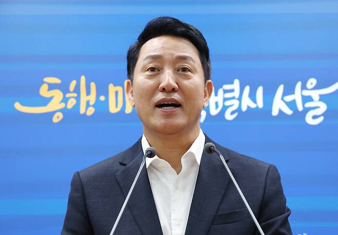 오세훈 서울시장이 26일 김윤덕 국토교통부 장관과 주택 공급 방안 관련 면담 후 서울시청 브리핑실에서 면담내용을 브리핑하고 있다. /연합뉴스