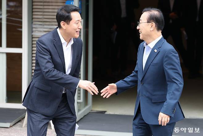 김윤덕 국토교통부 장관과 오세훈 서울시장이 26일 서울 중구 달개비에서 서울 주택 공급 현안을 논의하기 위한 2차 회동을 마친 뒤 악수를 나누고 있다. 박형기 기자 oneshot@donga.com