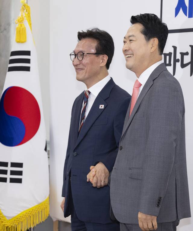김민석(왼쪽부터) 더불어민주당 신임 당대표 장동혁 국민의힘 대표가 지난 8월 24일 국회에서 만나 서로 악수하고 있다. 이날 여야 대표 만남은 김민석 대표가 취임 인사차 제1야당을 예방하면서 성사됐다. [연합뉴스]