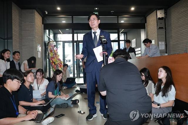 조경태 국민의힘 의원이 지난 18일 서울 영등포구 여의도 중앙당사에서 열린 당 중앙윤리위원회 전체회의에 출석한 뒤 취재진 질문에 답하고 있다. 연합뉴스