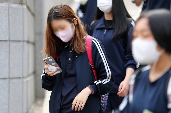 학생이 스마트폰을 사용하고 있다. 제주도교육청은 스마트기기 사용 제한과 함께 학생이 스스로 사용시간을 조절하고 올바르게 기기를 활용할 수 있도록 디지털 시민성 교육을 강화할 계획이다. /사진=뉴시스