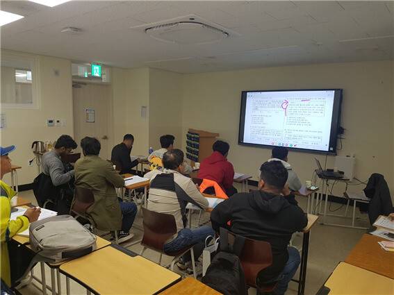 서정대학교 ‘선데이하이스쿨’ 2기 수강생들이 대학 강의실에서 국어 수업을 듣고 있다. 서정대 제공