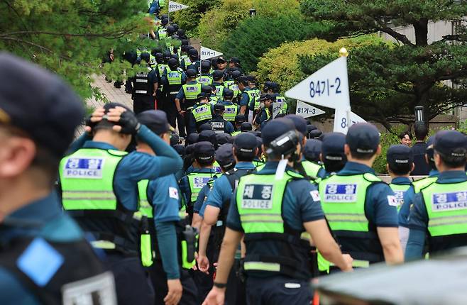 지난달 2일 서울 송파구 올림픽공원 핸드볼경기장 개표소 앞에서 국조특위 현장조사를 앞두고 경찰 인력이 배치되고 있다. 연합뉴스