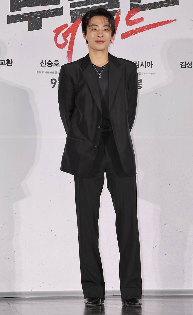 <YONHAP PHOTO-3437> '부활남'으로 돌아온 구교환(서울=연합뉴스) 이재희 기자 = 배우 구교환이 26일 서울 광진구 롯데시네마 건대입구점에서 열린 영화 '부활남 더 레드' 제작보고회에서 포즈를 취하고 있다. 2026.8.26scape@yna.co.kr/2026-08-26 12:23:58/<저작권자 ⓒ 1980~2026 ㈜연합뉴스. 무단 전재 재배포 금지, AI 학습 및 활용 금지>