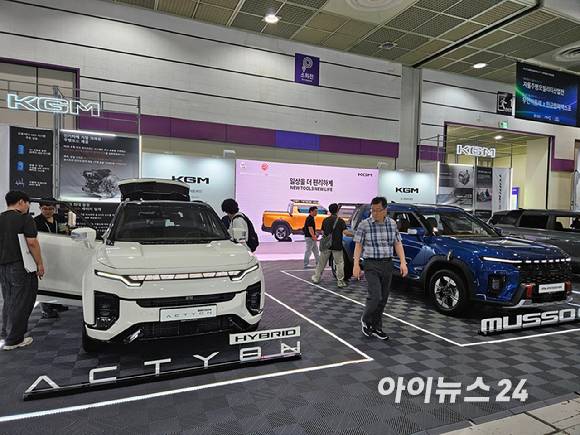 KGM 하이브리드 액티언(왼쪽부터)과 EV무쏘 [사진=설재윤 기자]