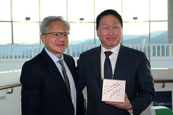 젠슨 황 엔비디아 CEO가 31일 경북 경주 예술의전당에서 열린 아시아태평양경제협력체(APEC) 최고경영자(CEO) 서밋에 참석해 최태원 대한상의 회장과 만나 AI슈퍼컴퓨터 'DGX스파크'를 선물하고 있다. 2025.10.31 [공동취재] [사진=연합뉴스]