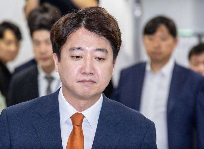 개혁신당 대표인 이준석 의원이 26일 국회 소통관에서 대표직 사퇴를 발표하기 위해 회견장에 들어서고 있다. 연합뉴스