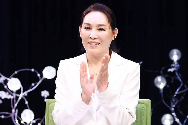 가수 양수경이 26일 오후 서울 마포구 YTN홀에서 열린 기자간담회에서 미소짓고 있다. [사진 연합뉴스]
