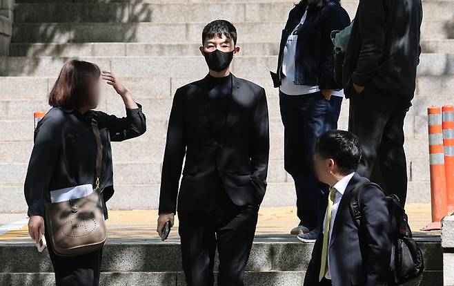 ▲ 현직 교사로부터 수능 관련 모의고사 문항을 부정거래 한 혐의로 재판에 넘겨진 ‘일타강사’ 현우진 씨가 지난 4월 24일 서울 서초구 서울중앙지방법원에서 열린 청탁금지법 위반 혐의 첫 공판에 출석하고 있다. 연합뉴스