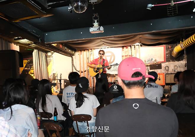 지난 22일 부산 남구 오방가르드에서 인디 가수 키타가 무대를 선보이고 있다. 서현희기자