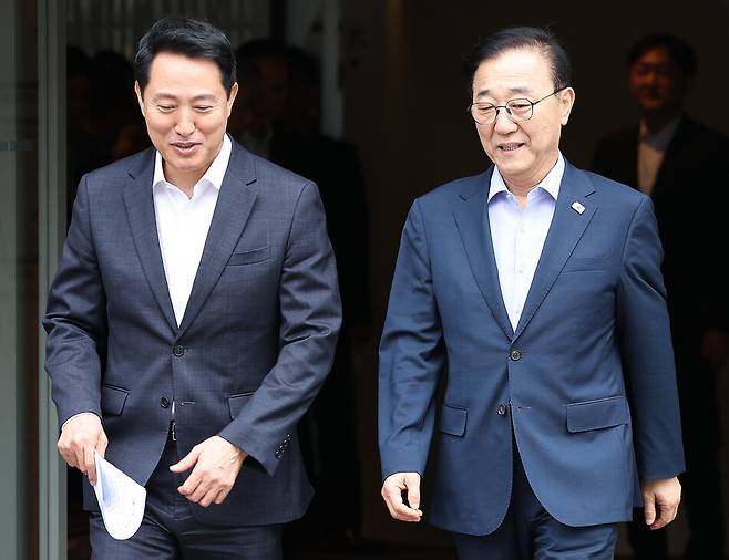 오세훈 서울시장(왼쪽)과 김윤덕 국토부장관이 26일 서울 모처의 한 식당에서 용산공원을 활용한 주택 공급 등 서울 주택 문제를 협의 한 뒤 나서고 있다. 연합뉴스