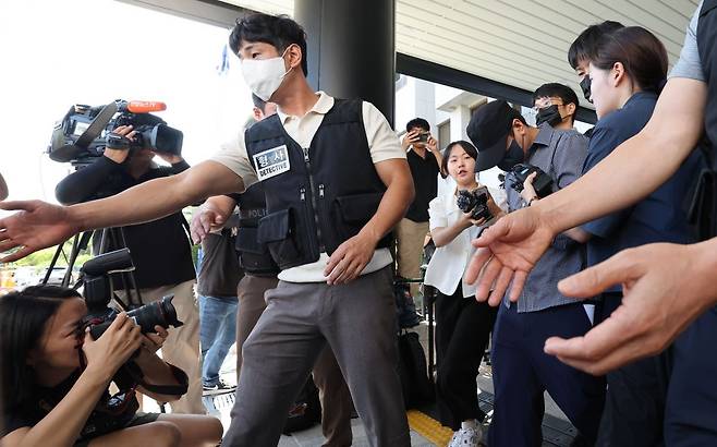 실종사건을 허위 종결한 혐의(직무유기, 공전자기록 위작 및 행사, 위계공무집행방해)를 받는 A 경장이 25일 제주지방법원에서 구속 전 피의자 심문(영장실질심사)을 마치고 나오고 있다. 연합뉴스