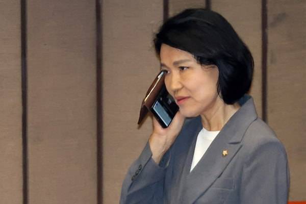 ▲이진숙 국민의힘 의원이 2026년 8월26일 국회 본회의장에서 통화하고 있다. ⓒ연합뉴스