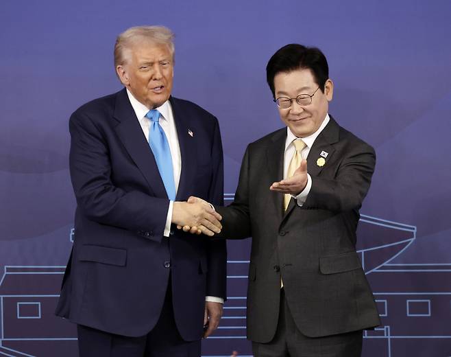 이재명 대통령과 도널드 트럼프 미국 대통령이 지난해 10월 경북 경주박물관에서 가진 한미 정상회담에서 기념 사진을 촬영하고 있는 모습. [김호영 기자]