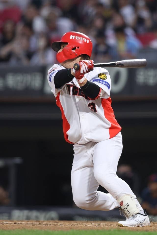김선빈이 25일 롯데전에서 안타를 치고있다. 사진=KIA 제공