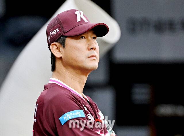 14일 오후 경기도 수원시 조원동 수원KT위즈파크에서 진행된 '2026 프로야구 KBO리그' KT위즈와 키움히어로즈의 경기. 키움 설종진 감독이 경기를 지켜보고 있다./마이데일리