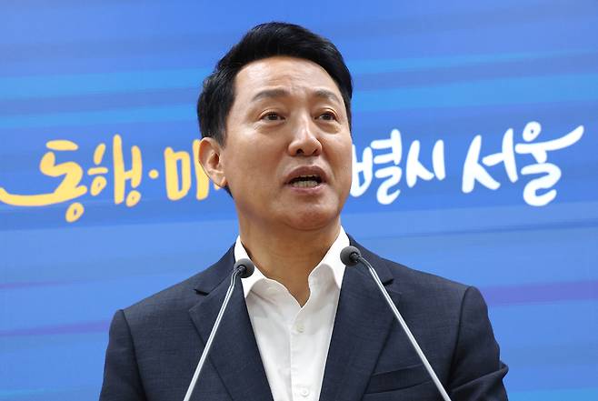오세훈 서울시장이 26일 김윤덕 국토교통부 장관과 주택 공급 방안 관련 면담 후 서울시청 브리핑실에서 면담내용을 브리핑하고 있다. [연합]