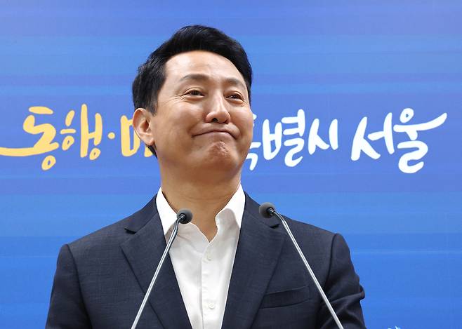 오세훈 서울시장이 26일 김윤덕 국토교통부 장관과 주택 공급 방안 관련 면담 후 서울시청 브리핑실에서 면담내용을 브리핑하고 있다. [연합]