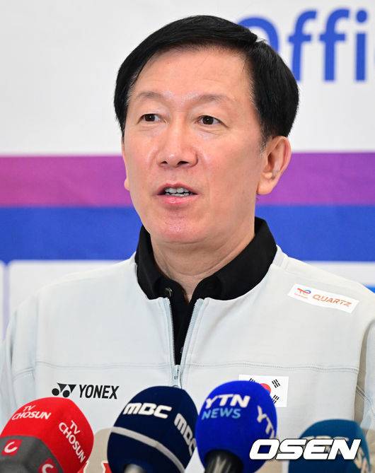 [OSEN=인천공항, 조은정 기자]2026 세계배드민턴연맹(BWF) 세계선수권대회를 마친 대한민국 배드민턴 대표팀이 25일 인천국제공항을 통해 귀국했다.대표팀은 세계선수권대회에서 금메달 2개와 동메달 1개를 수확하며 종합 1위에 올랐다.박주봉 감독이 취재진과 인터뷰를 하고 있다. 2026.08.25 /cej@osen.co.kr