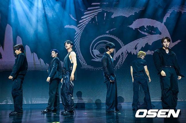 [OSEN=민경훈 기자] 그룹 SF9(에스에프나인) 2nd Album ‘TENACITY(터내서티)’ 쇼케이스가 26일 서울 마포구 큐브컨벤션센터에서 열렸다.  앨범명은 '끈기와 집념'이라는 사전적 의미와 함께 데뷔 10주년(TEN)의 궤적을 엮어냈다. 지난 10년간의 음악적 서사와 향후 도약의 의지를 담은 신보다. 타이틀곡 '위드아웃 윙스(Without Wings)'는 '날개 없이도 스스로 비상한다'는 메시지를 녹여낸 곡이다  SF9 인성, 휘영, 영빈, 찬희, 다원, 재윤이 무대 위에서 포즈를 취하고 있다. 2026.08.26 /rumi@osen.co.kr