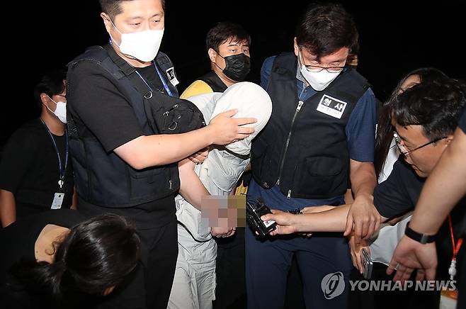 경산 경찰서로 호송되는 20대 유학생 살해 피의자 (경산=연합뉴스) 김현태 기자 = 25일 오후 11시 50분께 경북 경산경찰서로 20대 중국인 유학생을 살해한 것으로 의심되는 피의자가 호송되고 있다. 2026.8.26 mtkht@yna.co.kr