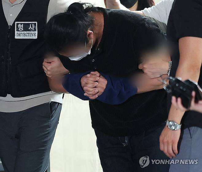 피습 자작극 의혹 공범인 헬스 트레이너  (부산=연합뉴스) 손형주 기자 = 피습 자작극 협의를 받는 정이한 전 개혁신당 부산시장 후보 공범인 A씨가 16일 부산 동래경찰서에서 검찰로 송치되고 있다. 2026.7.16 handbrother@yna.co.kr