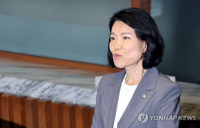 무기명 투표에 앞서 퇴장하는 이진숙 의원 (서울=연합뉴스) 이동해 기자 = 26일 국회에서 열린 본회의에서 국민의힘 이진숙 의원이 자신에 대한 제명 촉구 결의안이 상정되자 무기명 투표에 앞서 퇴장하고 있다. 2026.8.26 eastsea@yna.co.kr
