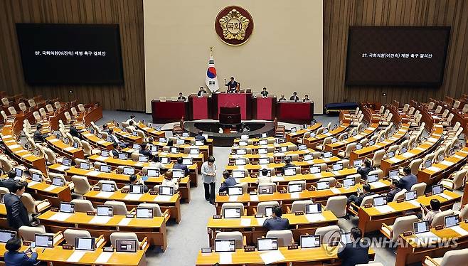 이진숙 제명 촉구 결의안, 민주당 주도로 본회의 통과 (서울=연합뉴스) 이동해 기자 = 26일 국회에서 열린 본회의에서 민주당 주도로 국민의힘 이진숙 의원에 대한 제명 촉구 결의안이 통과되고 있다. 2026.8.26 eastsea@yna.co.kr
