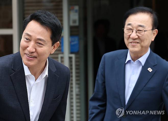 회동 마친 김윤덕 장관과 오세훈 서울시장 (서울=연합뉴스) 김성민 기자 = 김윤덕 국토교통부 장관(오른쪽)과 오세훈 서울시장이 26일 서울 모처의 한 식당에서 용산공원을 활용한 주택 공급 등 서울 주택 문제를 협의한 뒤 나서고 있다. 2026.8.26 ksm7976@yna.co.kr