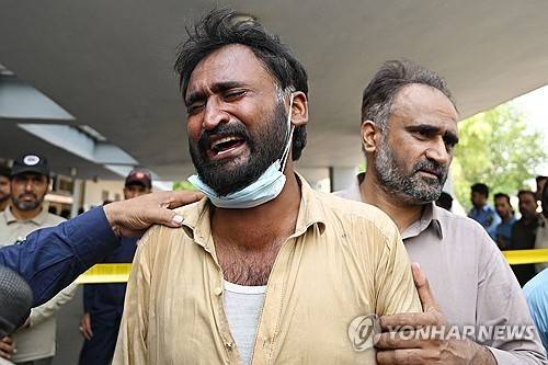 슬픔에 잠긴 신생아 아버지 [AFP=연합뉴스. 재판매 및 DB 금지]