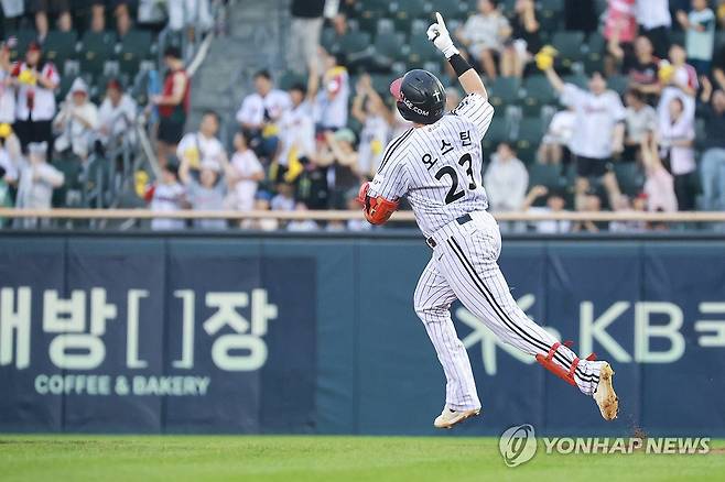 LG 오스틴, 1회부터 홈런 작렬 (서울=연합뉴스) 서대연 기자 = 26일 서울 잠실야구장에서 열린 2026 프로야구 KBO리그 NC 다이노스와 LG 트윈스의 경기.
    1회말 2사 주자 없는 상황 LG 오스틴이 솔로홈런을 친 뒤 달리며 세리머니를 하고 있다. 2026.8.26 dwise@yna.co.kr