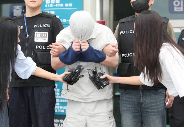 경산 中유학생 살해피의자가 27일 오전 영장실질심사를 받은 뒤 대구지방법원을 떠나고 있다. 연합뉴스