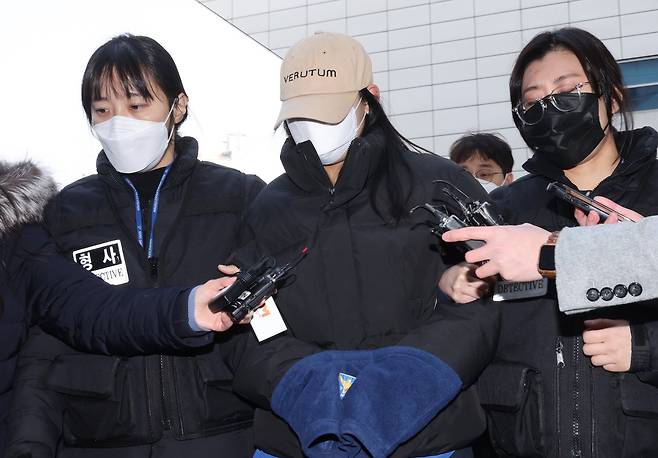 서울 강북구 수유동 모텔에서 남성 2명을 숨지게 한 혐의를 받는 20대 여성 A씨가 2월 12일 서울북부지법에서 영장실질심사를 받기 위해 출석하고 있다. 연합뉴스&nbsp;