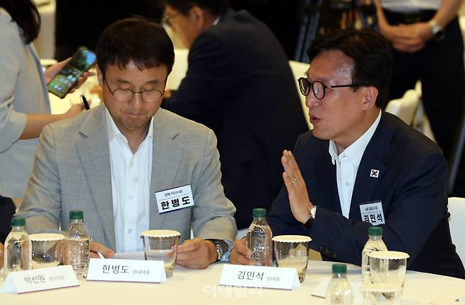 [이데일리 방인권 기자] 김민석 더불어민주당 대표와 한병도 원내대표가 27일 인천 인스파이어호텔에서 열린 ‘더불어민주당, 2026년 정기국회 대비 국회의원 워크숍’에서 이야기를 나누고 있다.