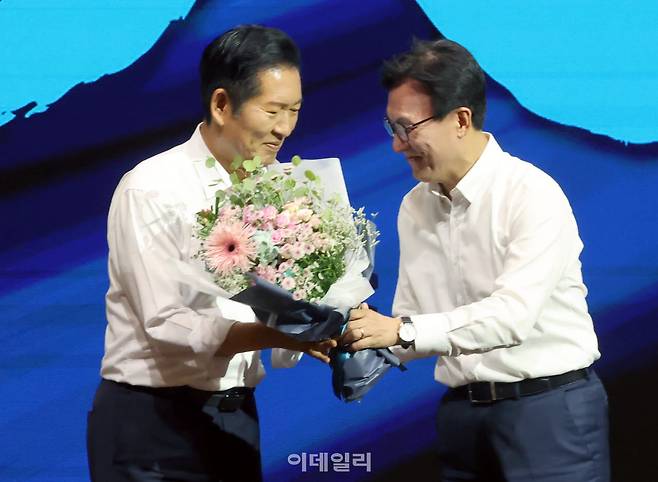 [이데일리 방인권 기자] 김민석 더불어민주당 대표가 27일 인천 인스파이어호텔에서 열린 ‘더불어민주당, 2026년 정기국회 대비 국회의원 워크숍’에서 정청래 전 대표를 비롯한 전 지도부에게 감사패를 전달하고 있다.